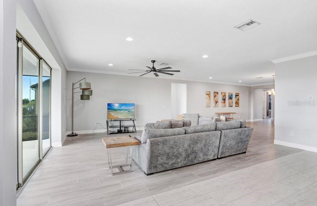 For Sale: $449,900 (4 beds, 2 baths, 2537 Square Feet)