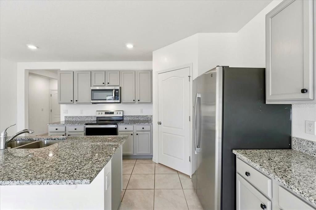 待售: $309,990 (4 贝兹, 2 浴室, 1851 平方英尺)