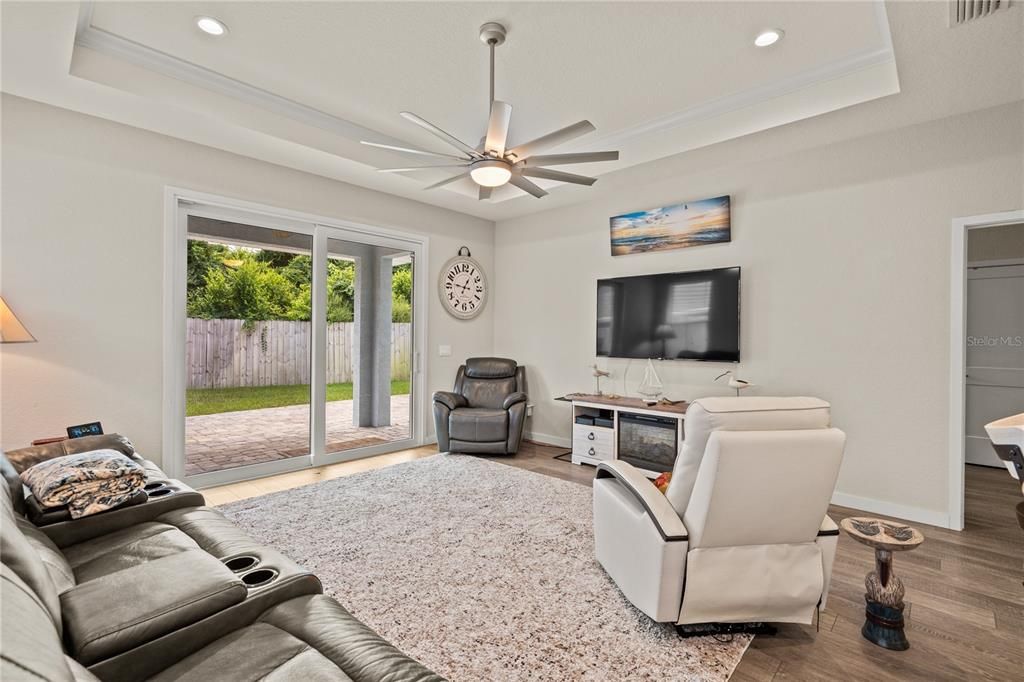 待售: $425,000 (2 贝兹, 2 浴室, 1123 平方英尺)