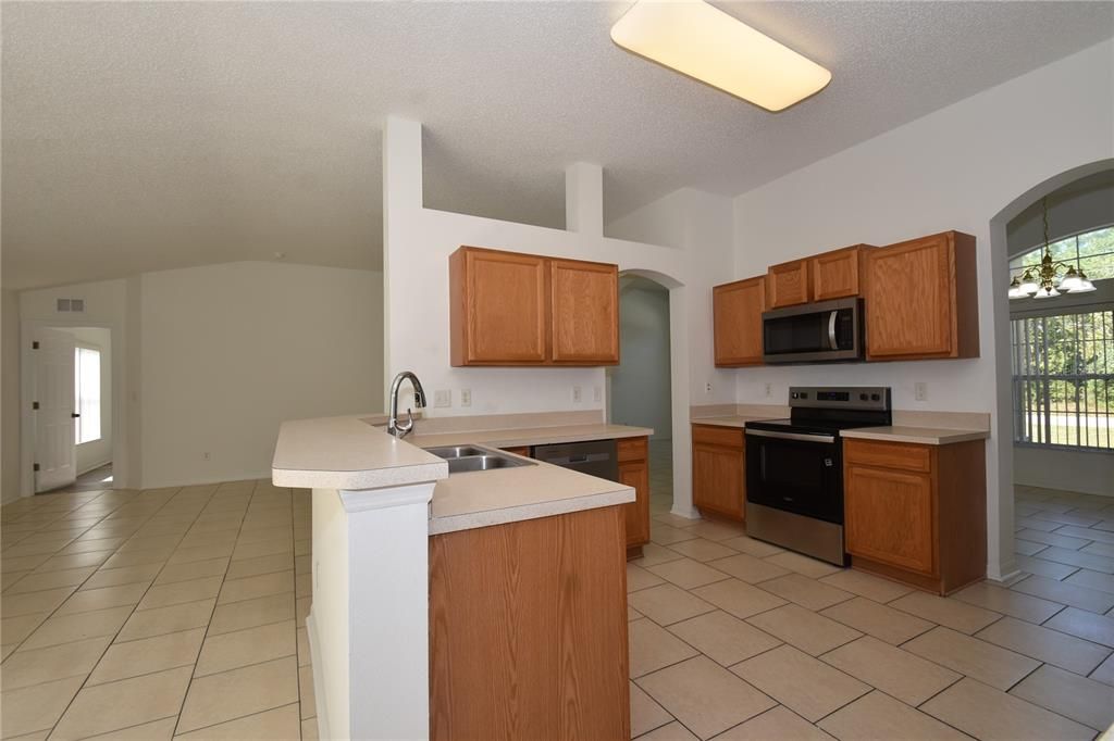 For Rent: $2,000 (3 beds, 2 baths, 1820 Square Feet)