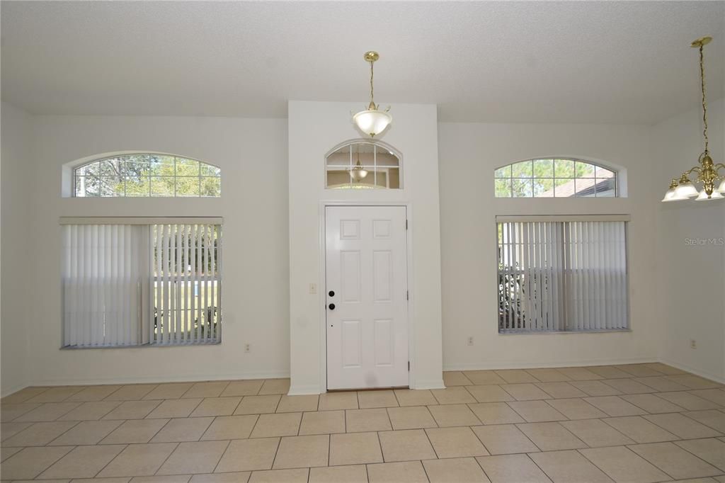 For Rent: $2,000 (3 beds, 2 baths, 1820 Square Feet)