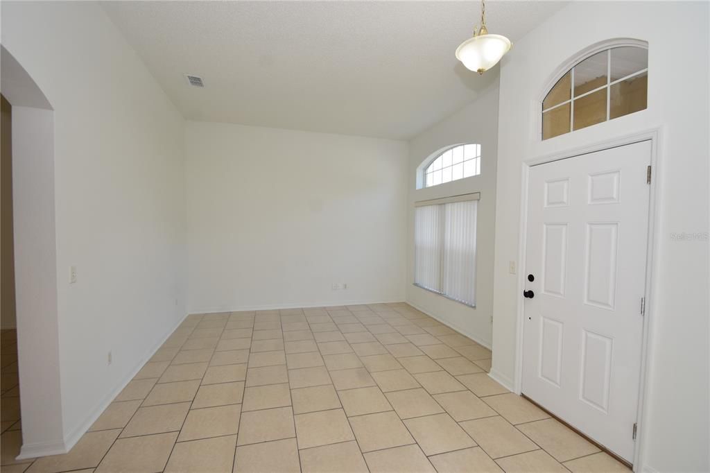 For Rent: $2,000 (3 beds, 2 baths, 1820 Square Feet)