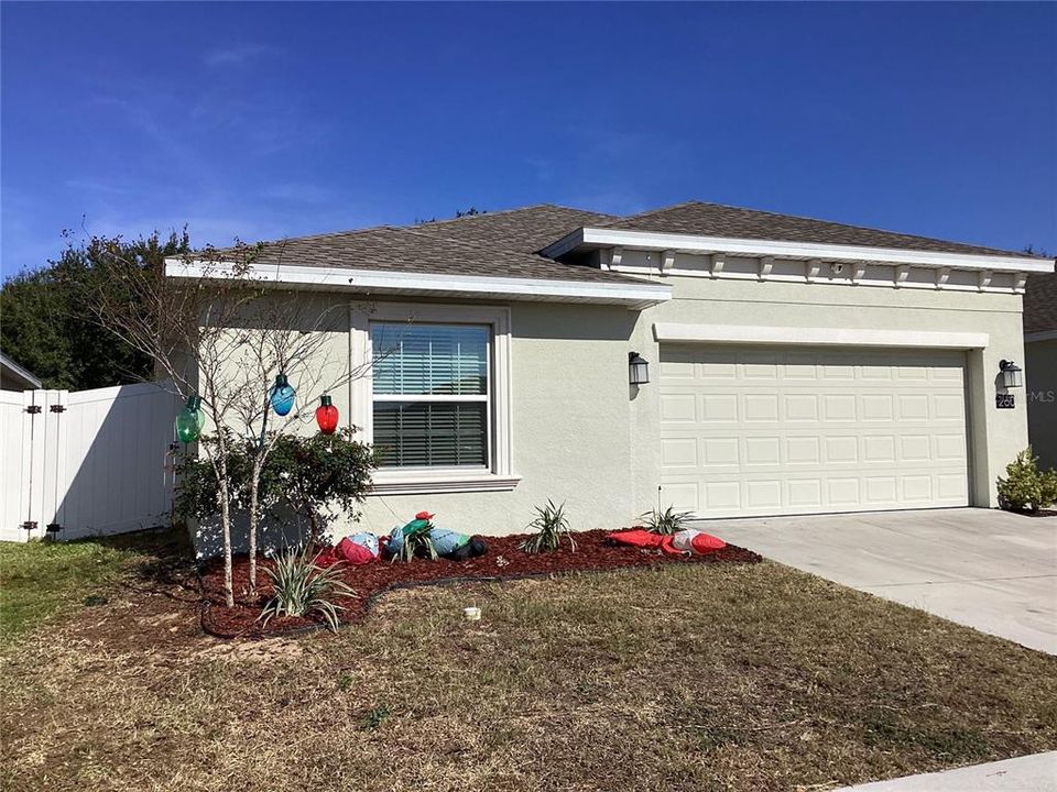 For Rent: $2,150 (4 beds, 2 baths, 1841 Square Feet)