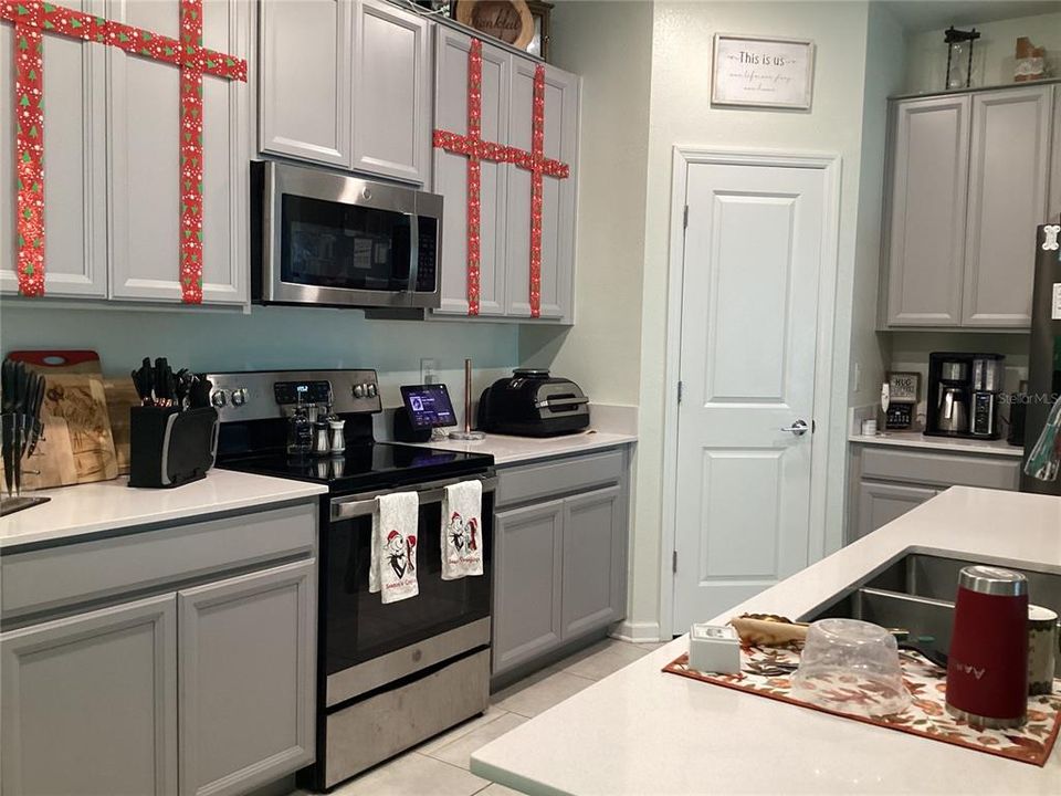 For Rent: $2,150 (4 beds, 2 baths, 1841 Square Feet)