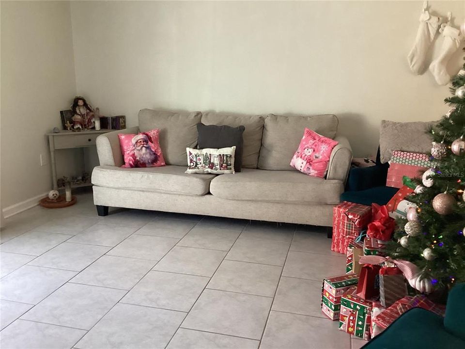 For Rent: $2,150 (4 beds, 2 baths, 1841 Square Feet)