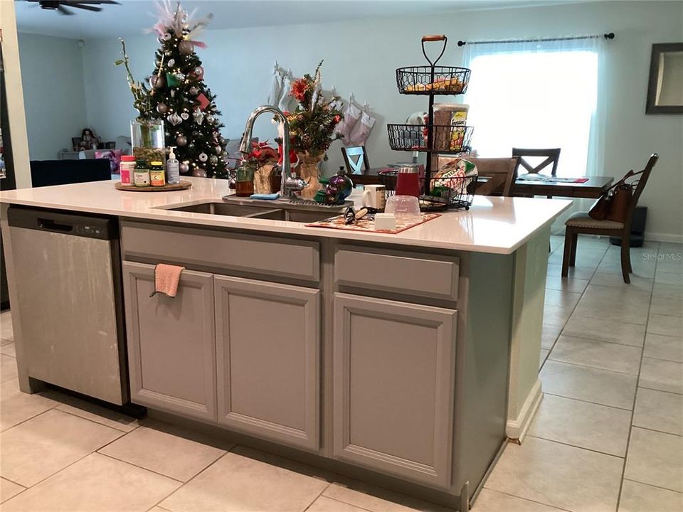 For Rent: $2,150 (4 beds, 2 baths, 1841 Square Feet)