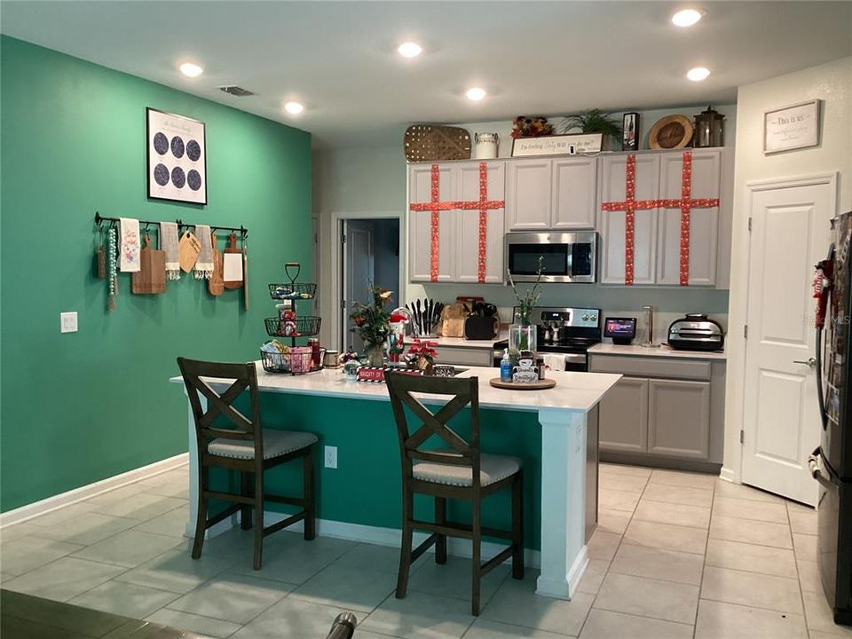 For Rent: $2,150 (4 beds, 2 baths, 1841 Square Feet)