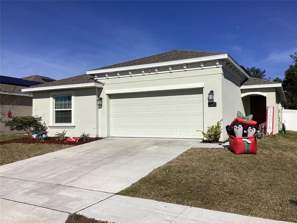 For Rent: $2,150 (4 beds, 2 baths, 1841 Square Feet)