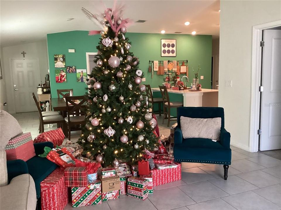 For Rent: $2,150 (4 beds, 2 baths, 1841 Square Feet)