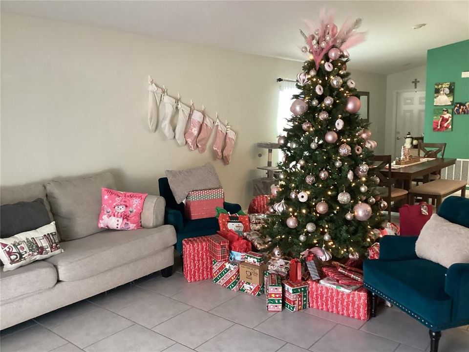 For Rent: $2,150 (4 beds, 2 baths, 1841 Square Feet)