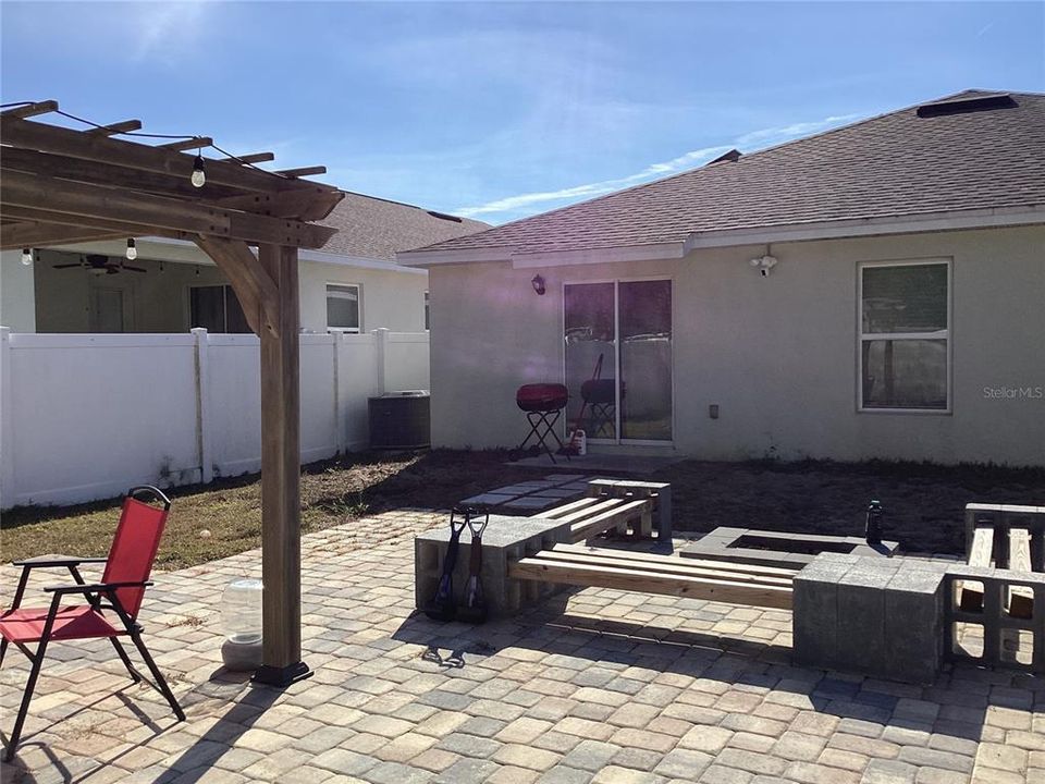 For Rent: $2,150 (4 beds, 2 baths, 1841 Square Feet)