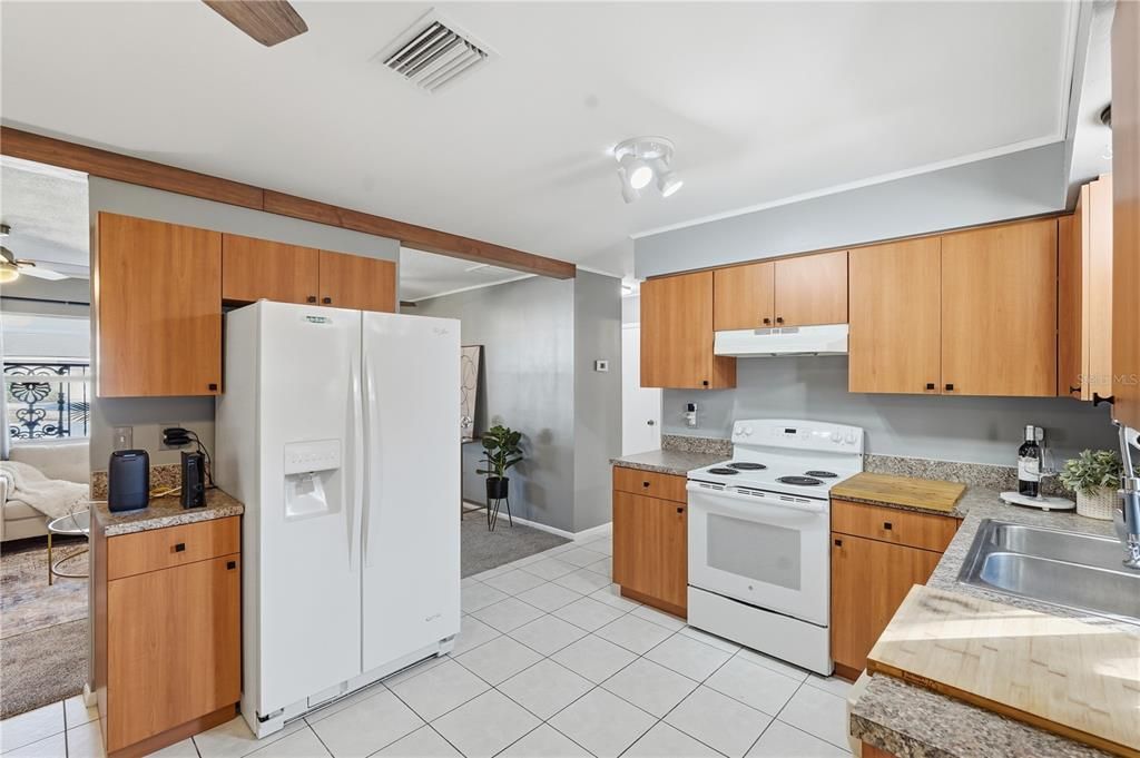 На продажу: $235,000 (3 спален, 1 ванн, 995 Квадратных фут)