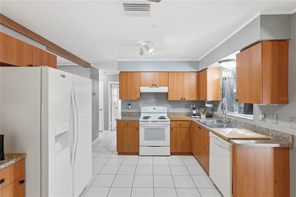 На продажу: $235,000 (3 спален, 1 ванн, 995 Квадратных фут)