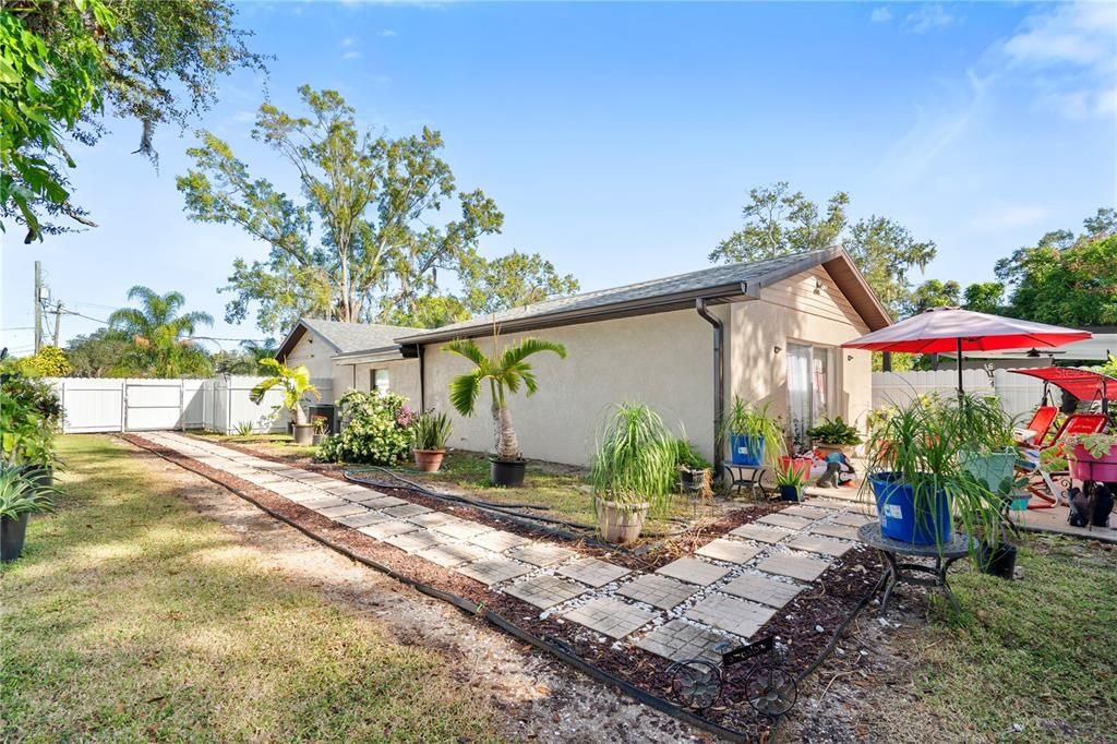 For Sale: $655,000 (6 beds, 4 baths, 2959 Square Feet)