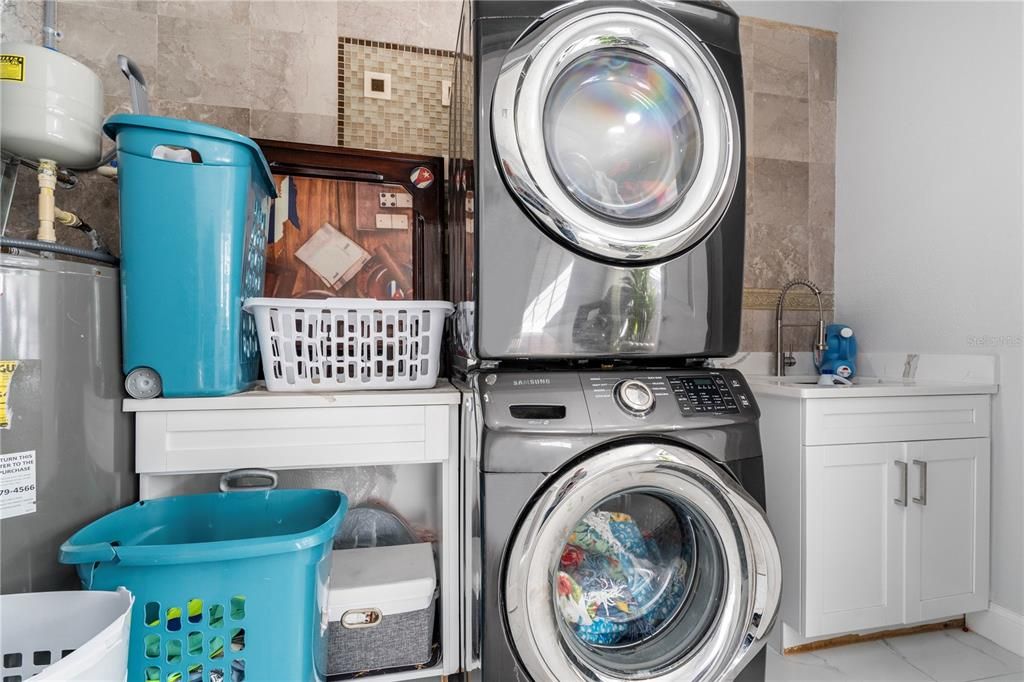 For Sale: $655,000 (6 beds, 4 baths, 2959 Square Feet)