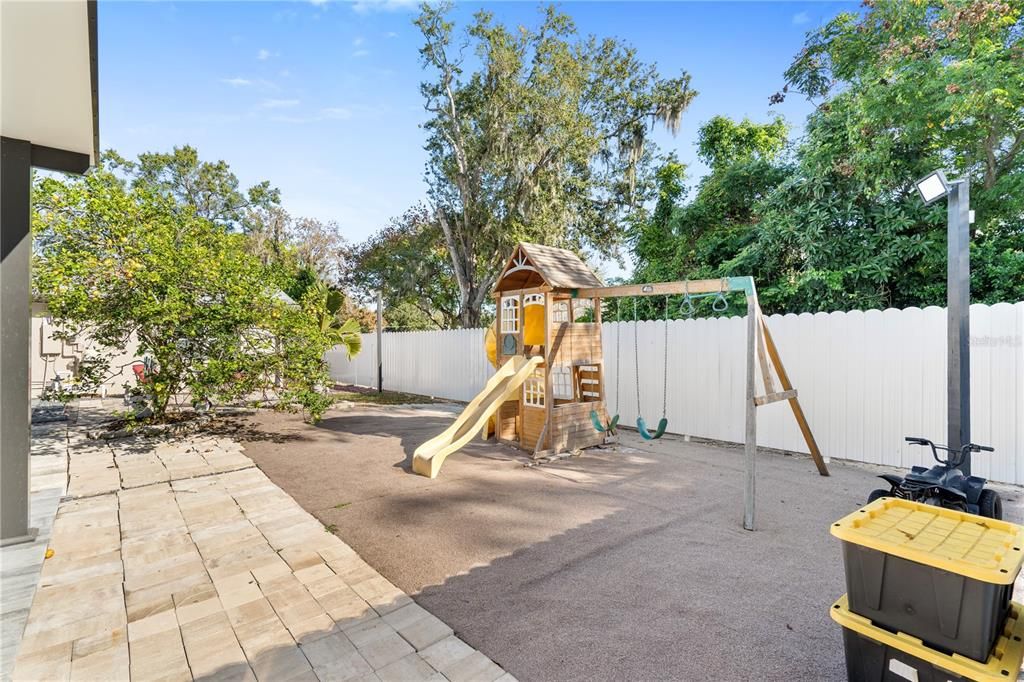 For Sale: $655,000 (6 beds, 4 baths, 2959 Square Feet)