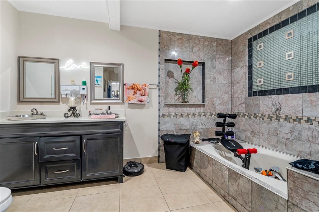 For Sale: $655,000 (6 beds, 4 baths, 2959 Square Feet)