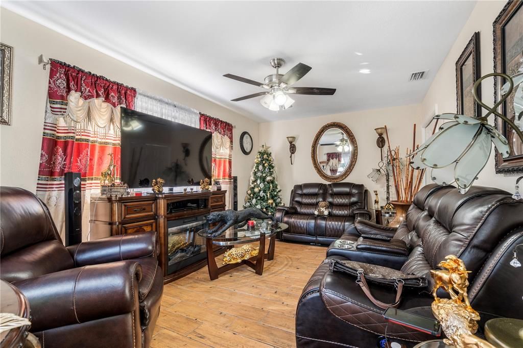 For Sale: $655,000 (6 beds, 4 baths, 2959 Square Feet)