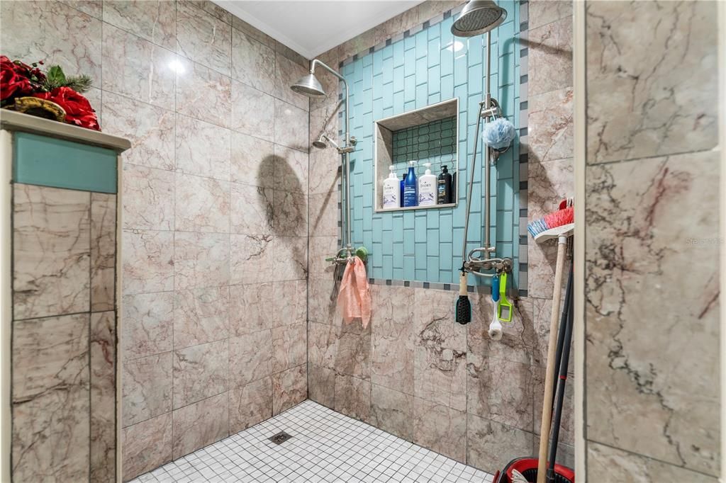 For Sale: $655,000 (6 beds, 4 baths, 2959 Square Feet)