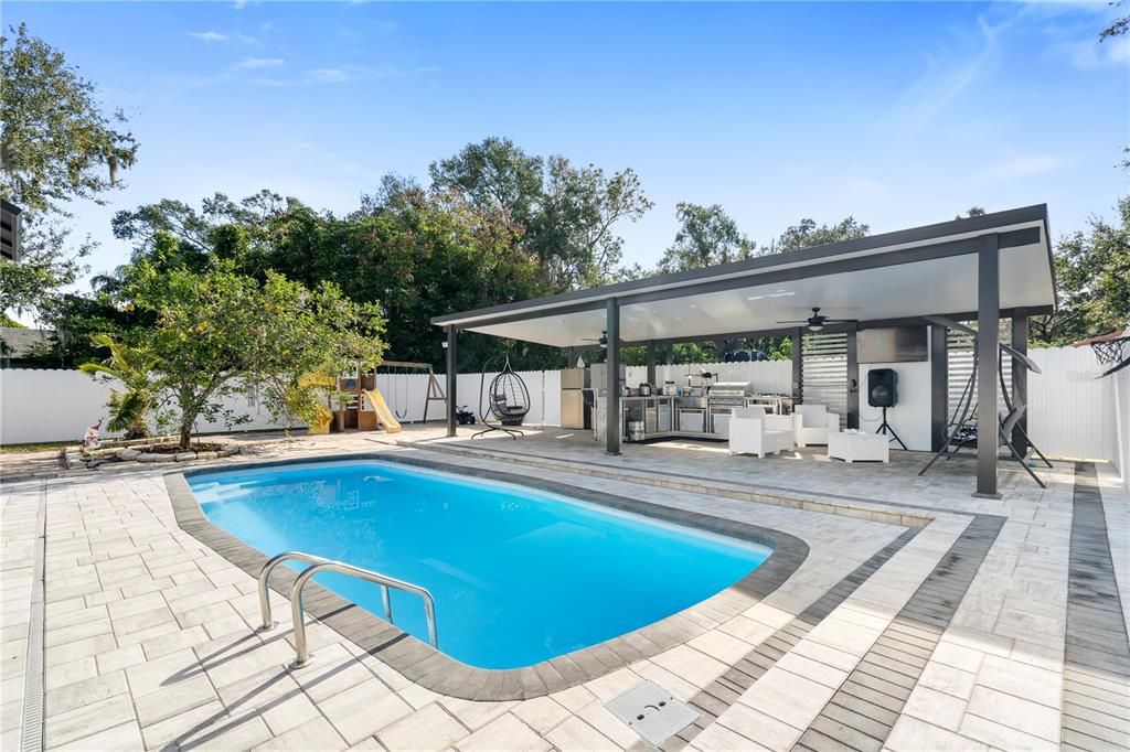 For Sale: $655,000 (6 beds, 4 baths, 2959 Square Feet)