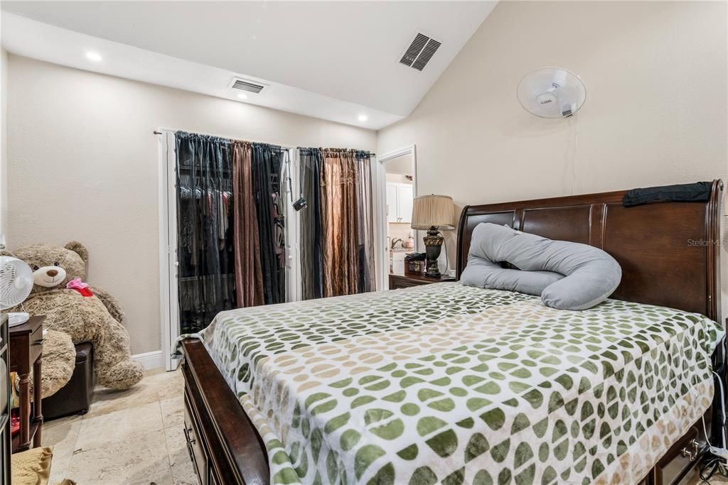 For Sale: $655,000 (6 beds, 4 baths, 2959 Square Feet)