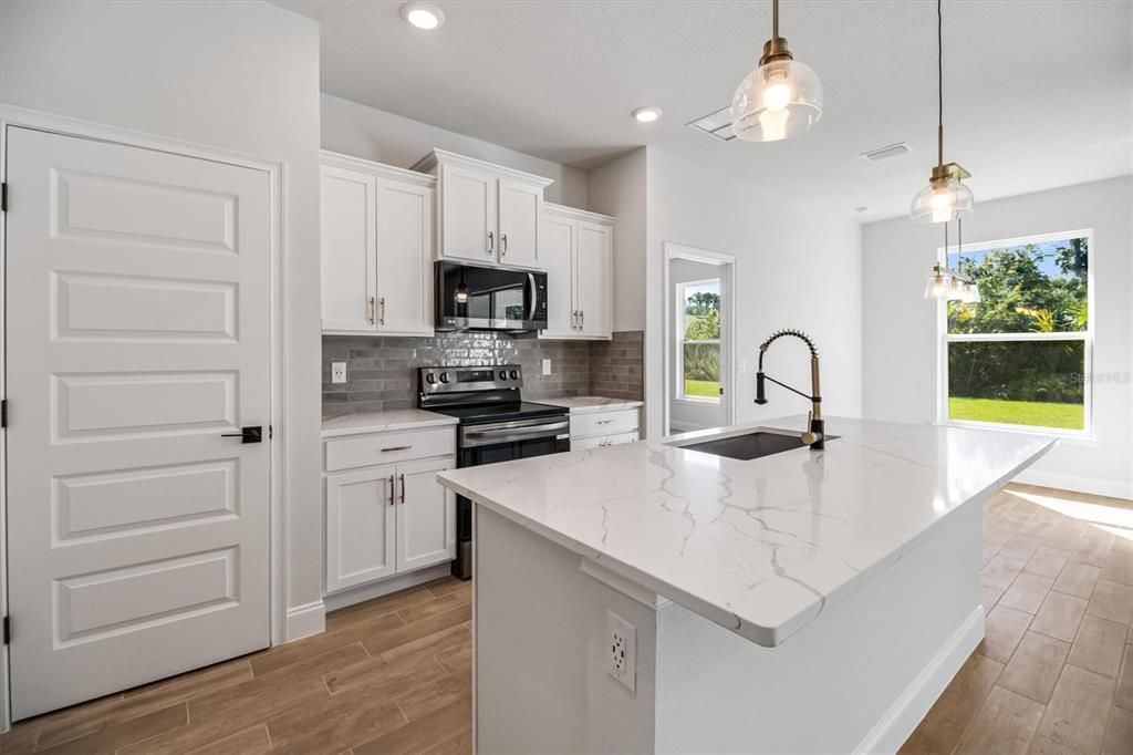 For Sale: $399,900 (4 beds, 2 baths, 1800 Square Feet)