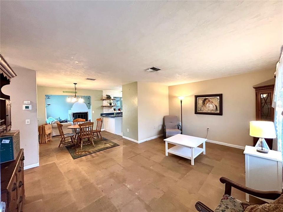 待售: $187,500 (2 贝兹, 1 浴室, 1156 平方英尺)