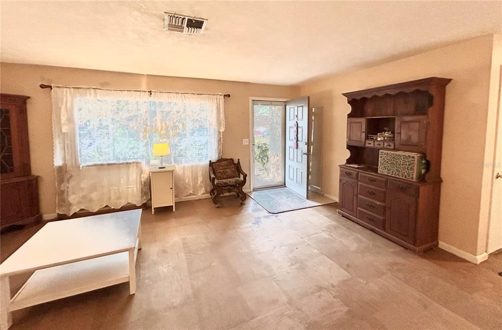 待售: $187,500 (2 贝兹, 1 浴室, 1156 平方英尺)