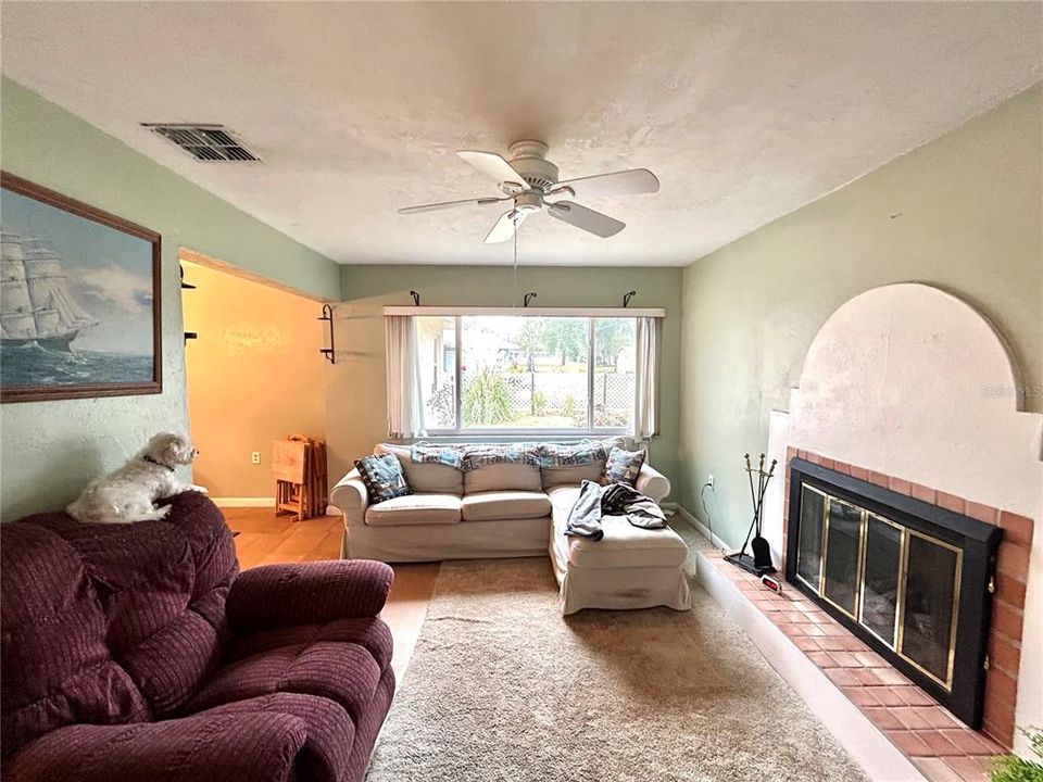 待售: $187,500 (2 贝兹, 1 浴室, 1156 平方英尺)