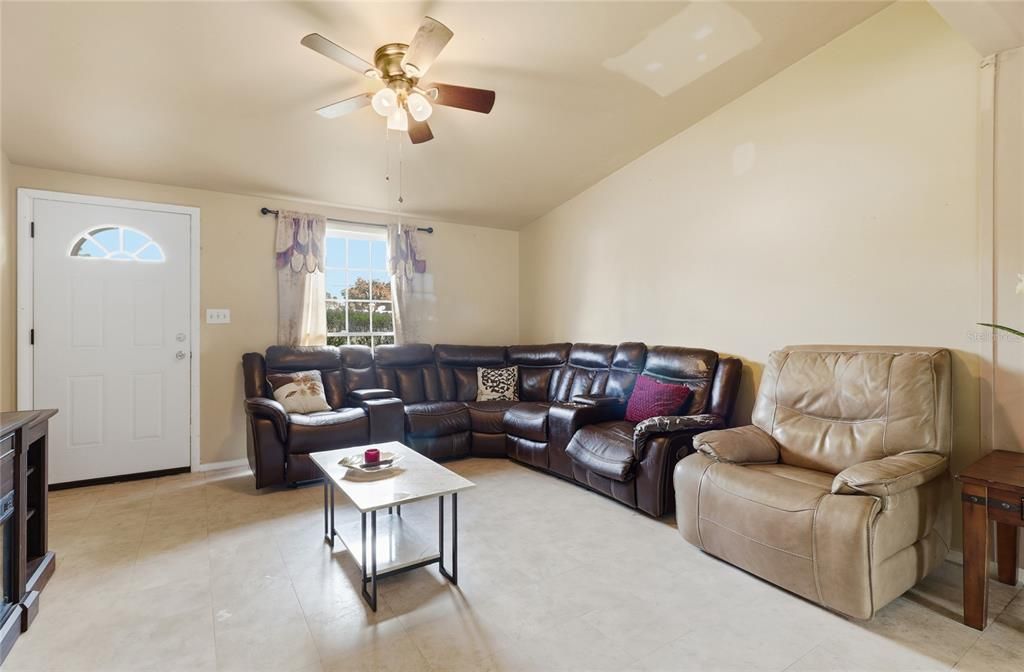 For Sale: $210,000 (3 beds, 1 baths, 1366 Square Feet)