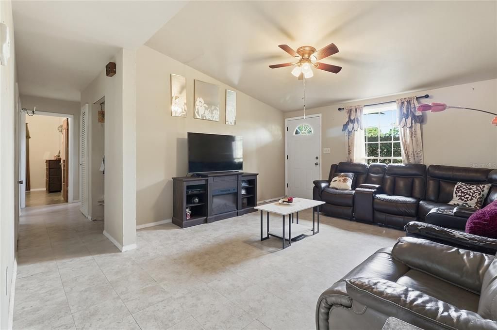 For Sale: $210,000 (3 beds, 1 baths, 1366 Square Feet)