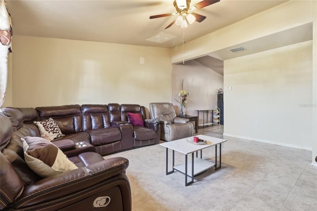For Sale: $210,000 (3 beds, 1 baths, 1366 Square Feet)