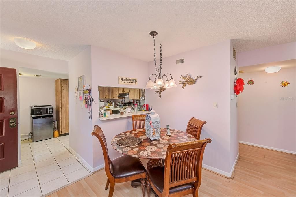 For Sale: $199,900 (2 beds, 2 baths, 1100 Square Feet)