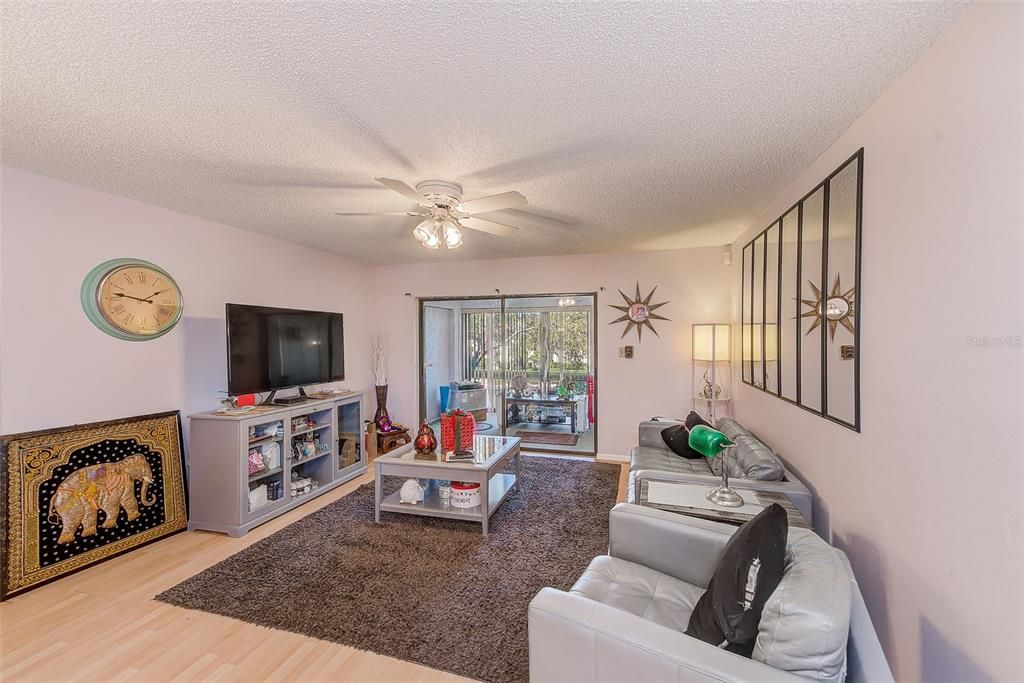 For Sale: $199,900 (2 beds, 2 baths, 1100 Square Feet)