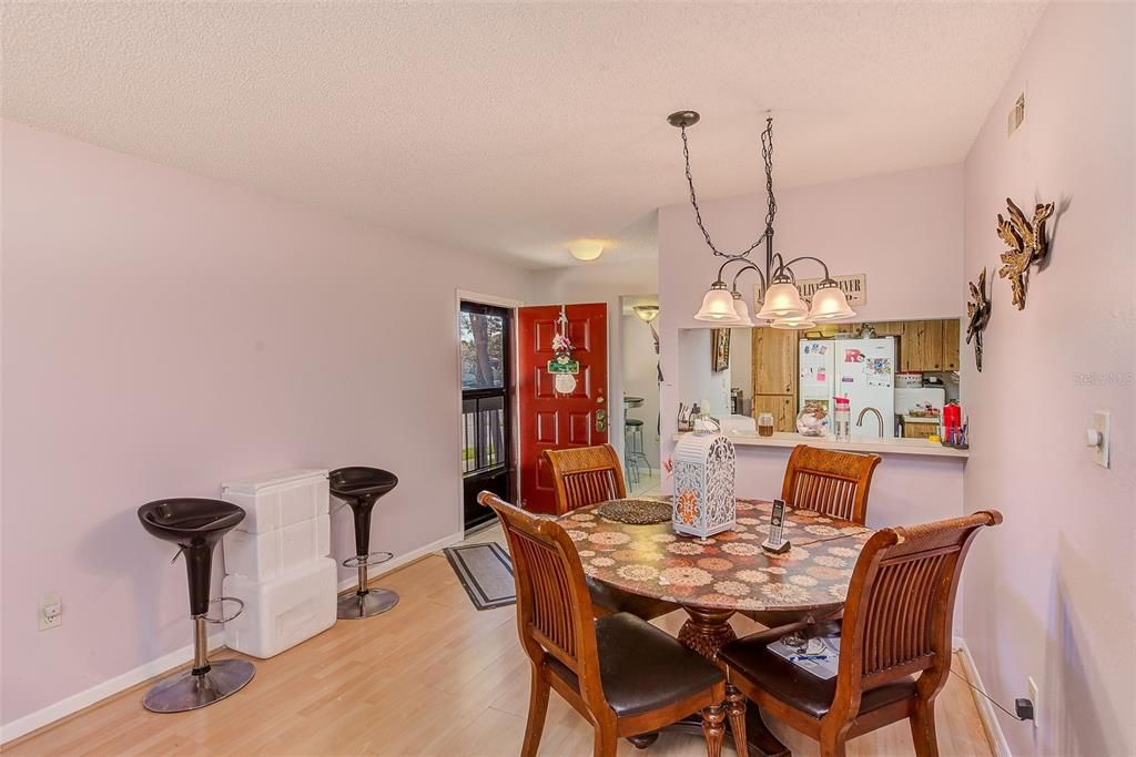 For Sale: $199,900 (2 beds, 2 baths, 1100 Square Feet)