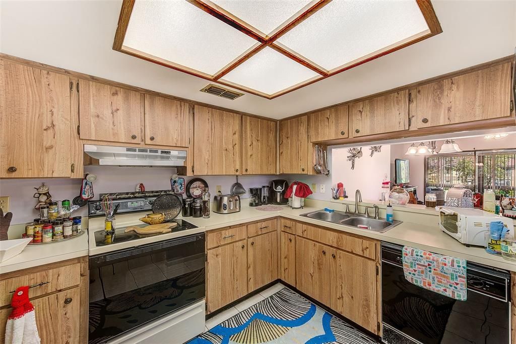 For Sale: $199,900 (2 beds, 2 baths, 1100 Square Feet)