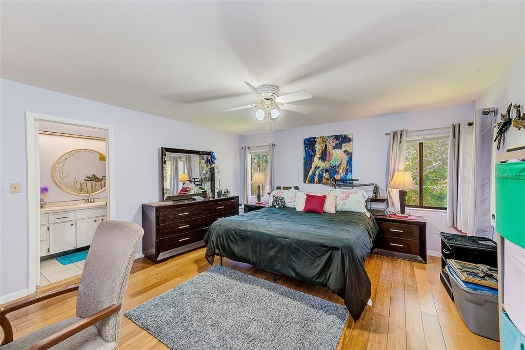 For Sale: $199,900 (2 beds, 2 baths, 1100 Square Feet)