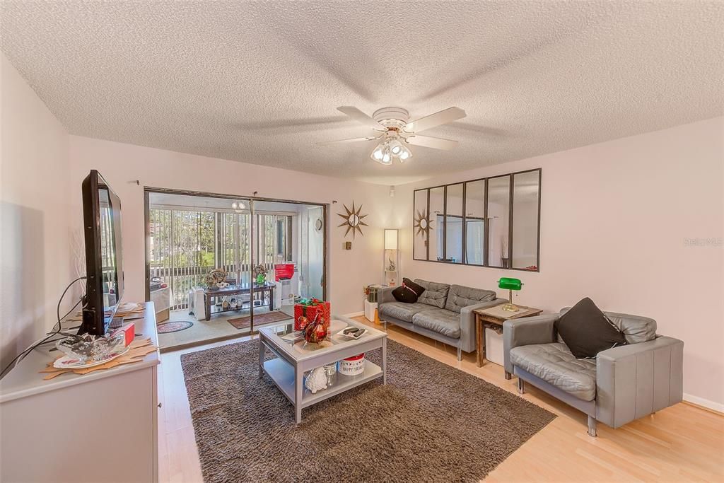 For Sale: $199,900 (2 beds, 2 baths, 1100 Square Feet)