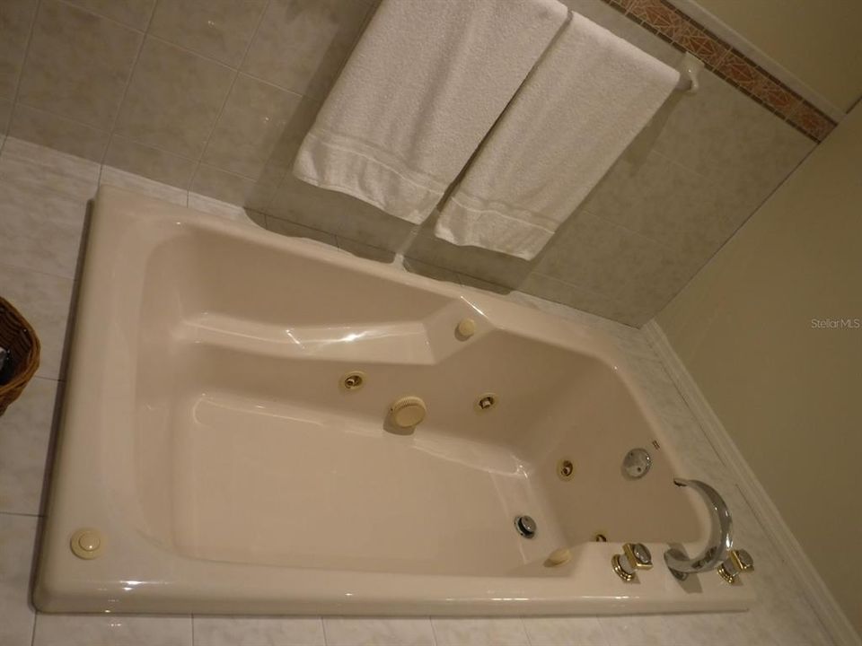 For Sale: $560,000 (3 beds, 2 baths, 2161 Square Feet)