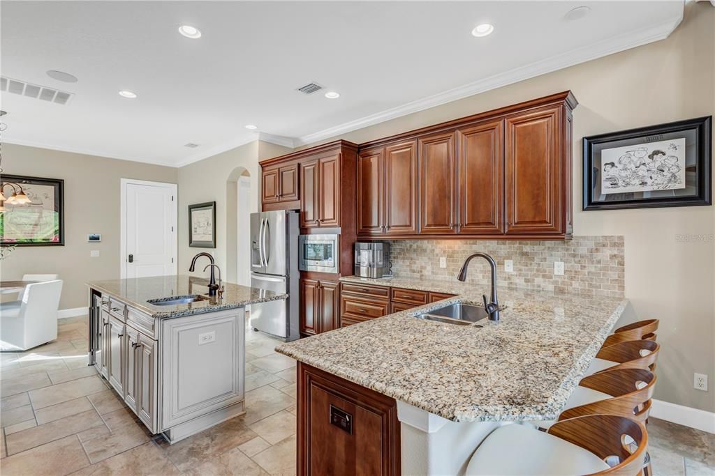 For Sale: $2,550,000 (5 beds, 6 baths, 5677 Square Feet)