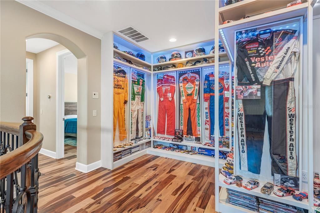 For Sale: $2,550,000 (5 beds, 6 baths, 5677 Square Feet)