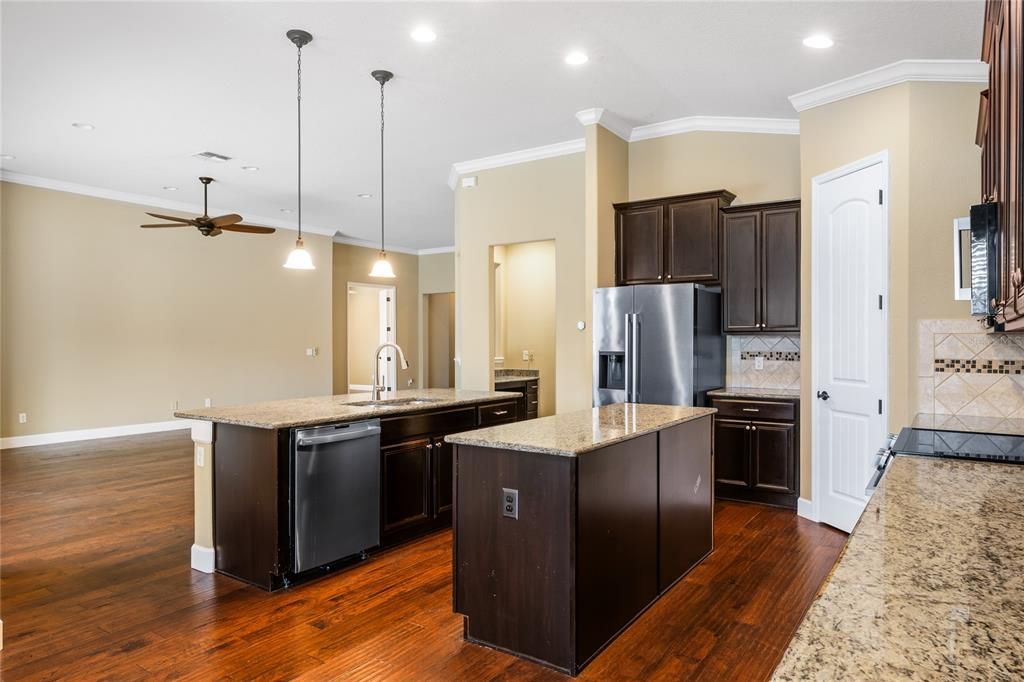 For Sale: $759,900 (4 beds, 3 baths, 2425 Square Feet)