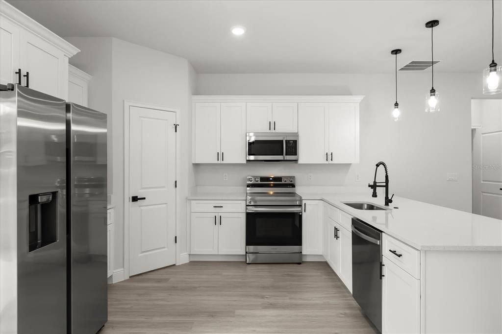 待售: $310,000 (4 贝兹, 2 浴室, 1833 平方英尺)