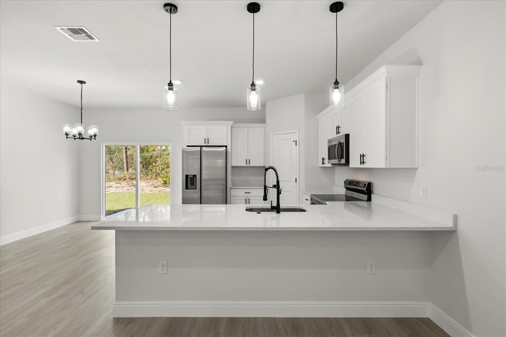 待售: $310,000 (4 贝兹, 2 浴室, 1833 平方英尺)