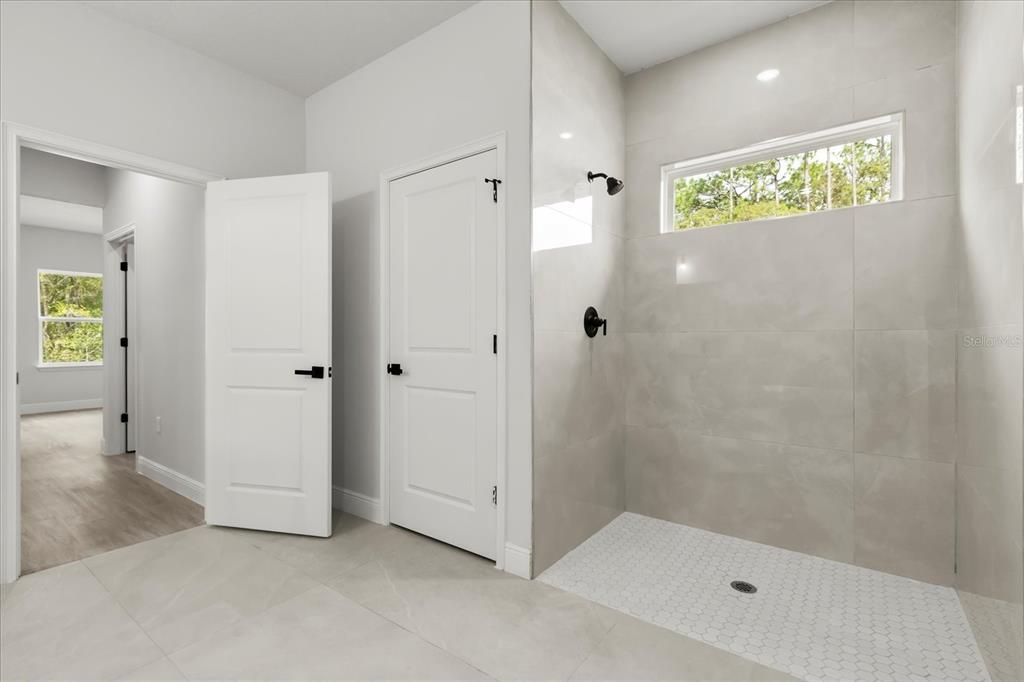 待售: $310,000 (4 贝兹, 2 浴室, 1833 平方英尺)