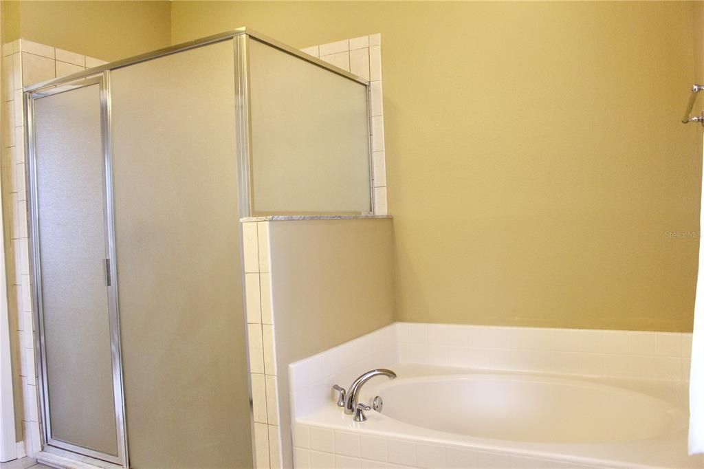 合同活跃: $2,000 (3 贝兹, 2 浴室, 1691 平方英尺)