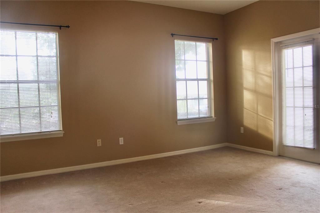 合同活跃: $2,000 (3 贝兹, 2 浴室, 1691 平方英尺)