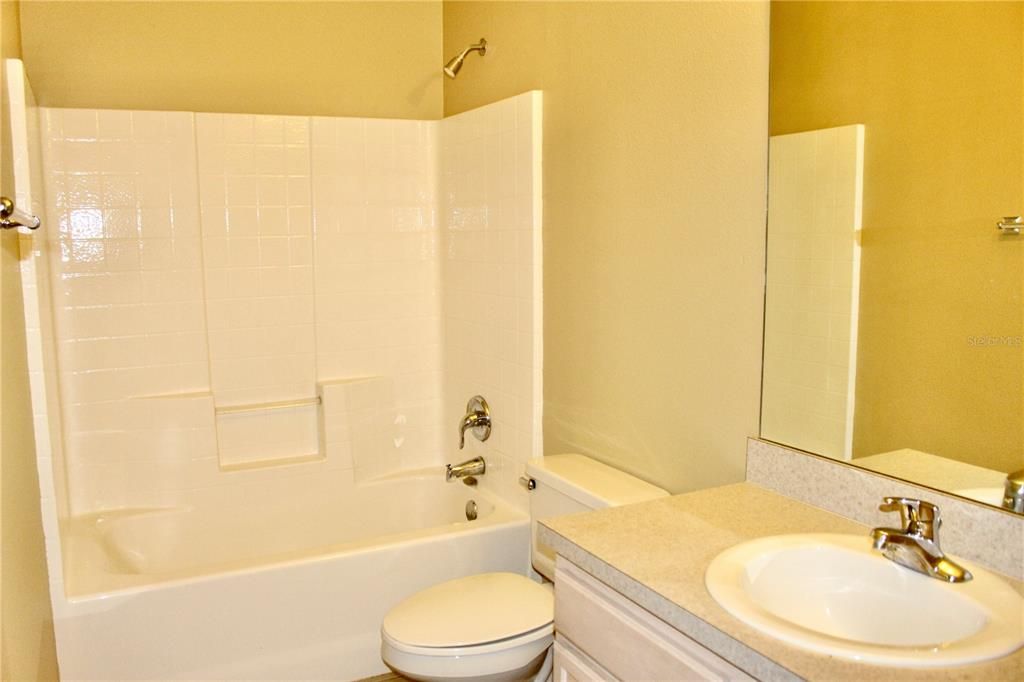 合同活跃: $2,000 (3 贝兹, 2 浴室, 1691 平方英尺)