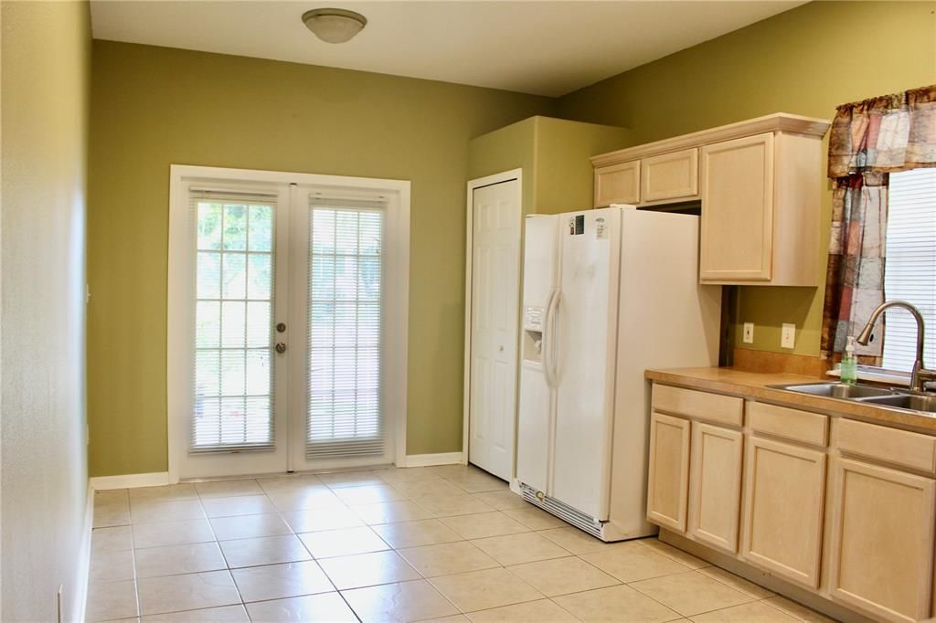 合同活跃: $2,000 (3 贝兹, 2 浴室, 1691 平方英尺)