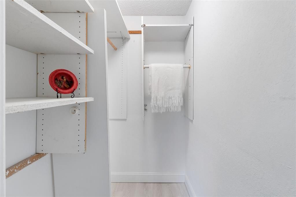 For Sale: $98,000 (1 beds, 1 baths, 565 Square Feet)